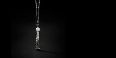 Pompom collective - Wit goud lange ketting bezet met zwarte en witte diamanten